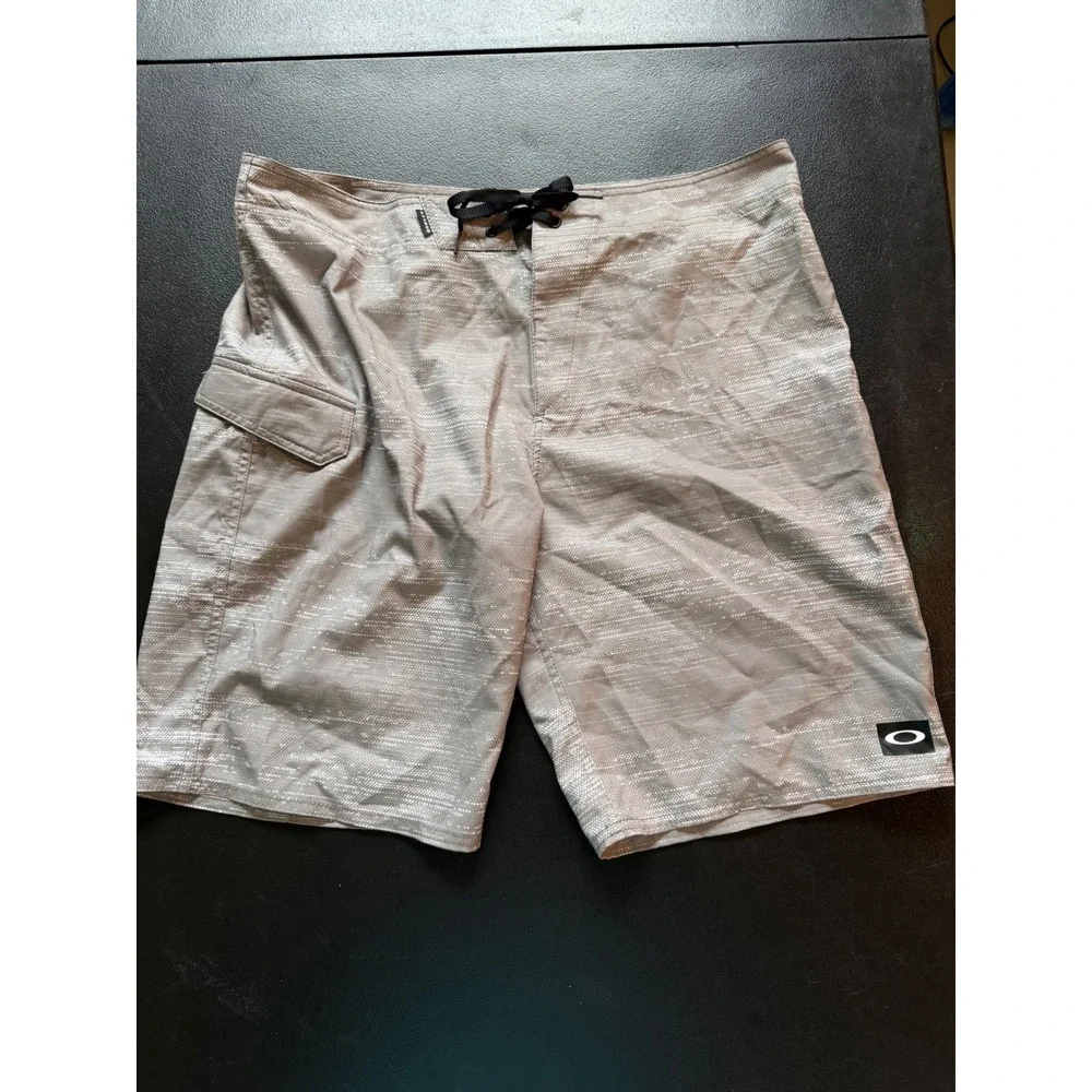 Oakley Mens Board Shorts Grey White Textured Swim Trunks Size 36 RN 96548